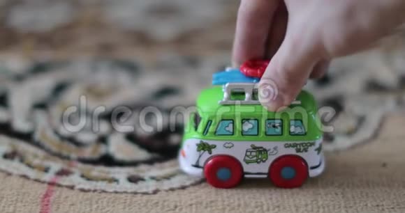 孩子们玩具汽车在家里乘地毯视频的预览图
