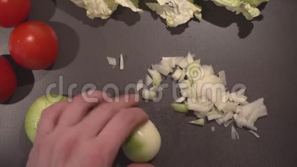男人切洋葱做纯素菜视频的预览图