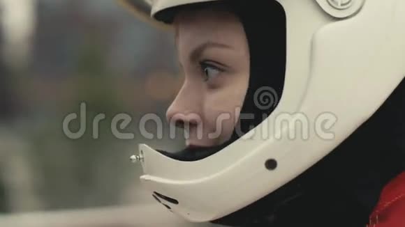 描绘戴着防护头盔的年轻微笑女子慢动作视频的预览图