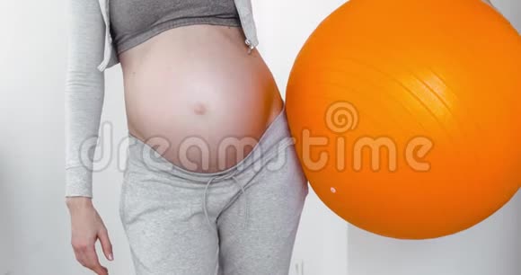 孕妇拿着健身球视频的预览图