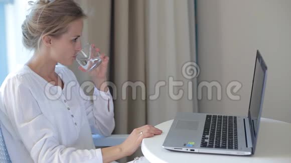 女人在电脑上工作喝酒视频的预览图
