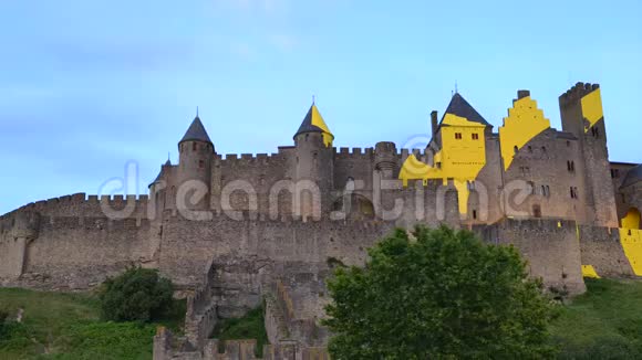 Carcassonne是法国南部的一个山顶小镇是联合国教科文组织的世界遗产以中世纪的历史而闻名视频的预览图