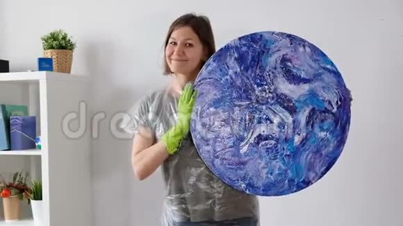 女性与流体艺术丙烯酸绘画创意宇宙艺术品嬉皮壁纸蓝色与创作者的手视频的预览图