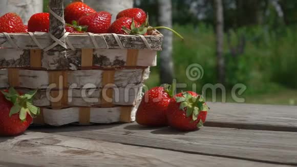 草莓落在木桌上视频的预览图