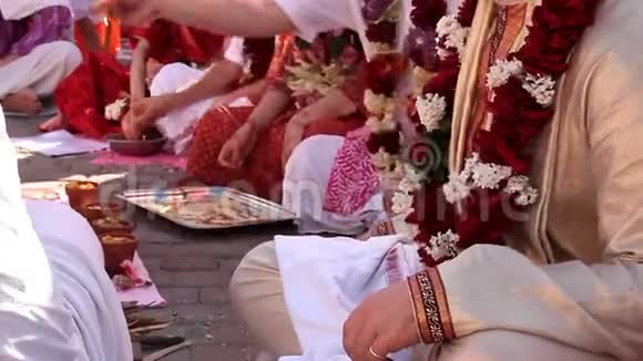 印度婚礼新婚新婚夫妇的婚礼习俗婚礼的碎片视频的预览图