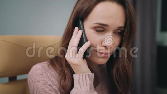 漂亮的女人脸上说着电话用手机说话的女人的肖像视频的预览图