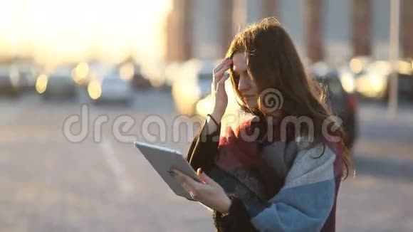 年轻迷人的城市女孩在夕阳下棕色的头发和石碑微笑和欢笑视频的预览图