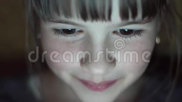 孩子脸浏览平板电脑视频的预览图