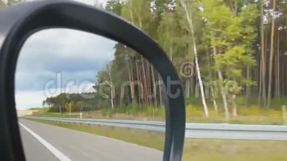 汽车乘客路边景观反射在侧视镜驾驶视频的预览图