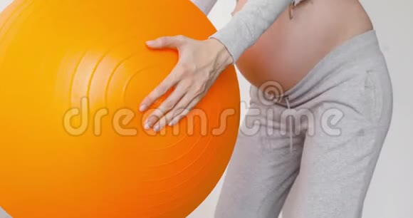 孕妇用健身球做深蹲运动视频的预览图