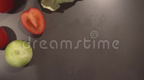 男人把白菜切成纯素菜视频的预览图