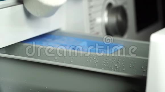 将洗衣粉倒入洗衣机视频的预览图