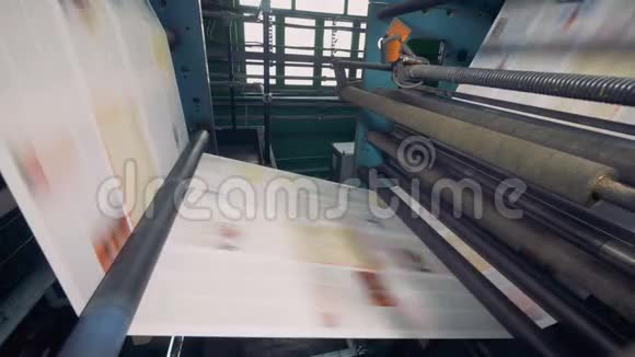 报纸印刷过程打印店铺排版机特写镜头视频的预览图