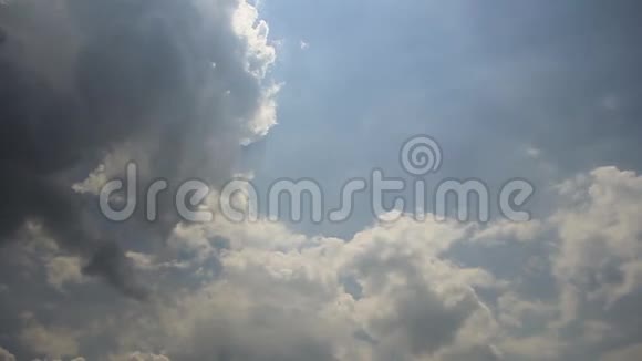 乌云在蓝天上迅速移动视频的预览图