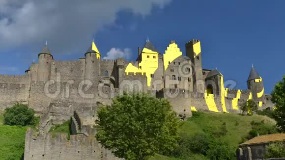 Carcassonne是法国南部的一个山顶小镇是联合国教科文组织的世界遗产以中世纪的历史而闻名视频的预览图