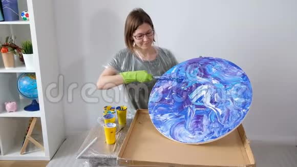 女人做流体艺术丙烯酸绘画创意宇宙艺术品嬉皮壁纸蓝色与创作者的手视频的预览图