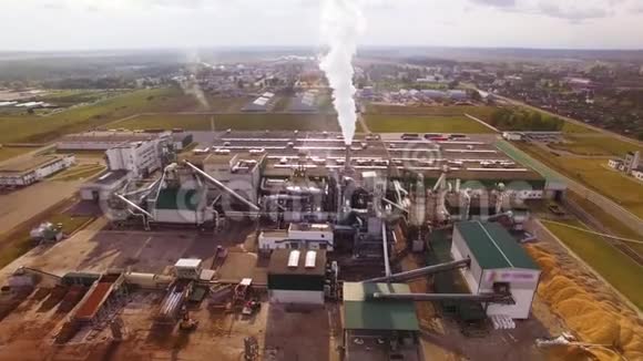 空中观景环保木工加工厂烟从烟囱管子里冒出来从工业向大气排放视频的预览图