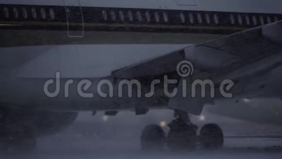 降雪期间飞机滑行至跑道视频的预览图