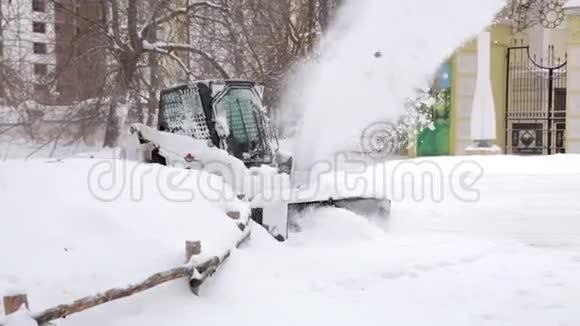 去雪车城市公园降雪后的积雪清除视频的预览图