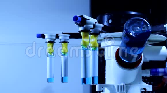 蓝色溶剂医用液体分析装置的慢速旋转视频的预览图