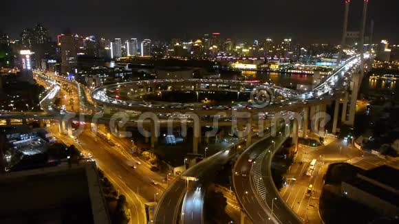 上海光明城市大厦立交桥慢行汽车视频的预览图