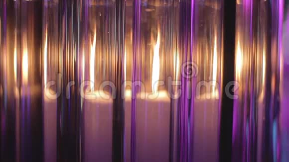 蜡烛在玻璃烧瓶中闪耀着美丽的光芒视频的预览图