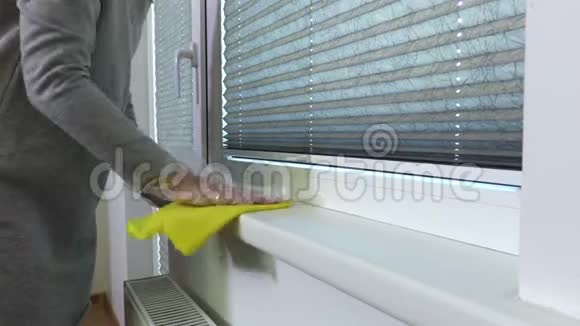 女人用黄色抹布擦窗台视频的预览图