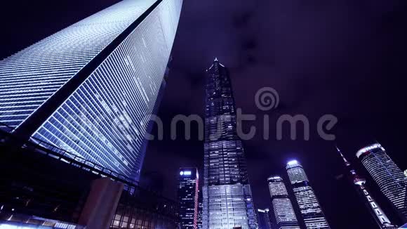 时间流逝云在夜间飞过现代城市摩天大楼视频的预览图