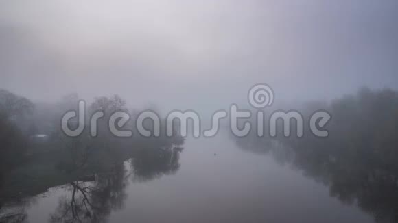 春天在农村河上的雾视频的预览图