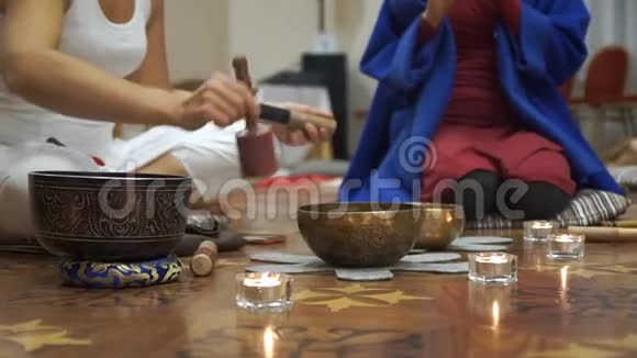 女人冥想和做瑜伽藏语唱碗创意组主课视频的预览图