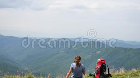 徒步旅行者徒步旅行与背包生活健康活跃的生活方式高山自然远足视频的预览图