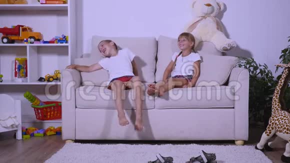 男孩和女孩坐在沙发上玩家视频的预览图