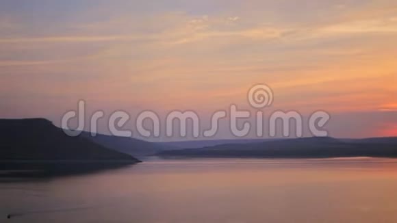河上美丽的日落景色柔和的焦点波克视频的预览图