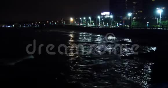 视频夜间海洋海浪交通和城市建筑在夜间视频的预览图
