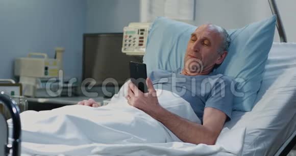 在医院病房使用视频通话的男性病人视频的预览图