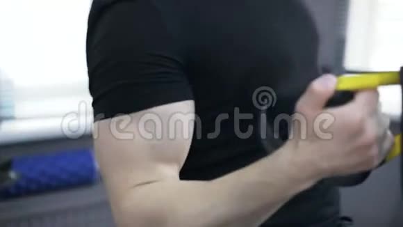 一个男人用体操戒指做一个手臂俯卧撑视频的预览图