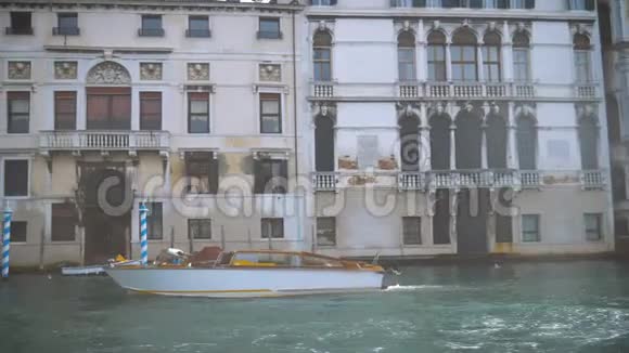 船在威尼斯的大运河上漂过视频的预览图