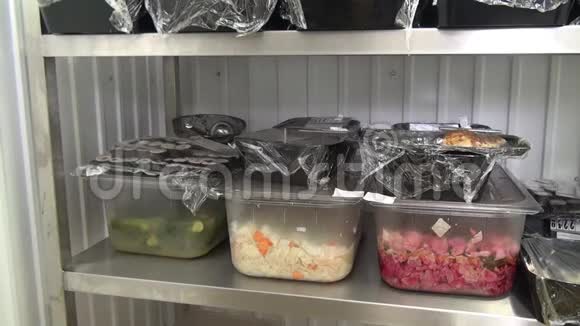 用于贮存沙拉等食品的工业冰箱视频的预览图