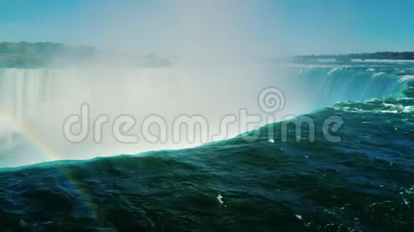 马蹄瀑布的迷人景象漏斗水和彩虹加拿大尼亚加拉大瀑布受欢迎大自然视频的预览图