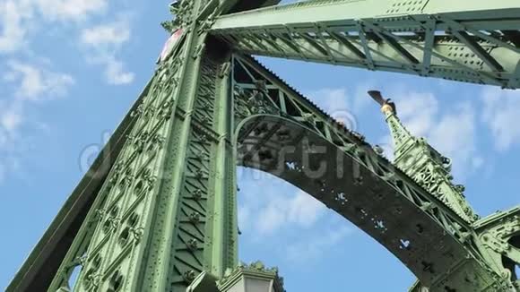 匈牙利布达佩斯自由桥或自由桥的建筑细节视频的预览图