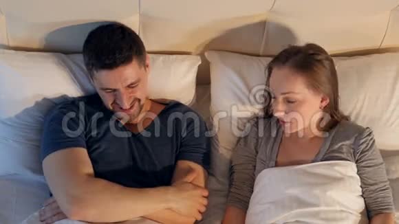 关系危机一对情侣在床上晃悠4K视频的预览图