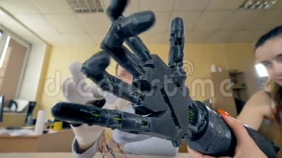 仿生手臂复制真实手臂的动作4K视频的预览图