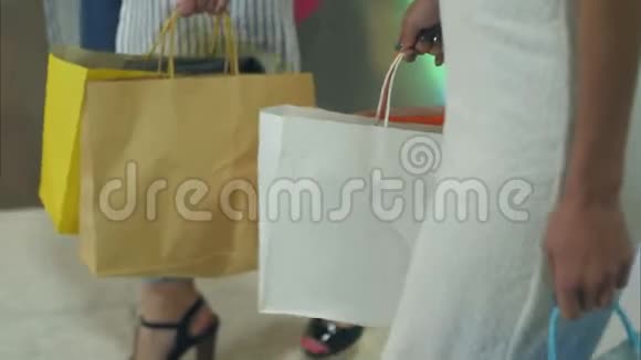 女人手里拿着购物袋购物后散步视频的预览图
