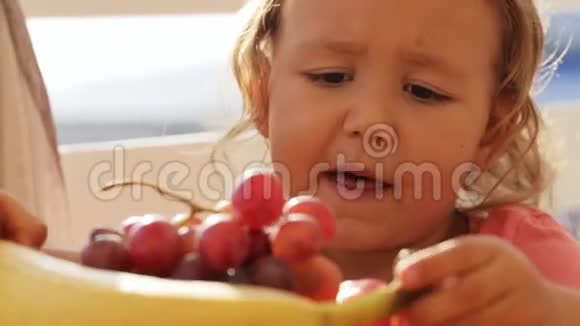 有趣的视频小可爱女孩在阳台玩水果视频的预览图