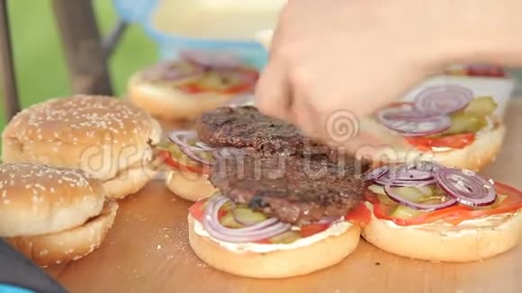 野餐时做汉堡包视频的预览图