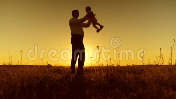 爸爸和小女儿在夕阳红下玩耍视频的预览图