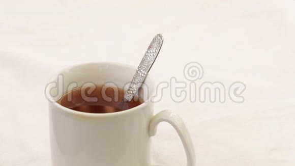 用茶匙倒入一杯茶糖视频的预览图
