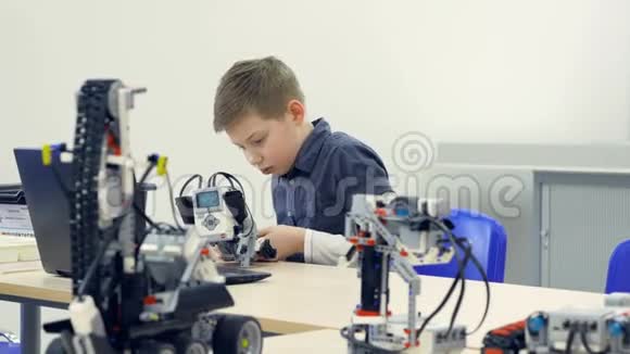 制造机器人的男孩特写镜头斯坦迪卡姆4K视频的预览图