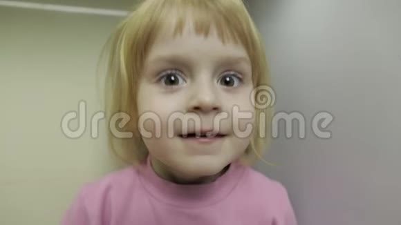 一张金发可爱的小女孩脸女孩微笑着在里面肖像画视频的预览图