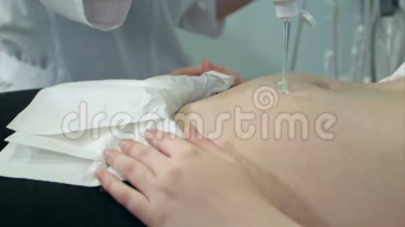 门诊超声检查孕妇腹部的医生视频的预览图